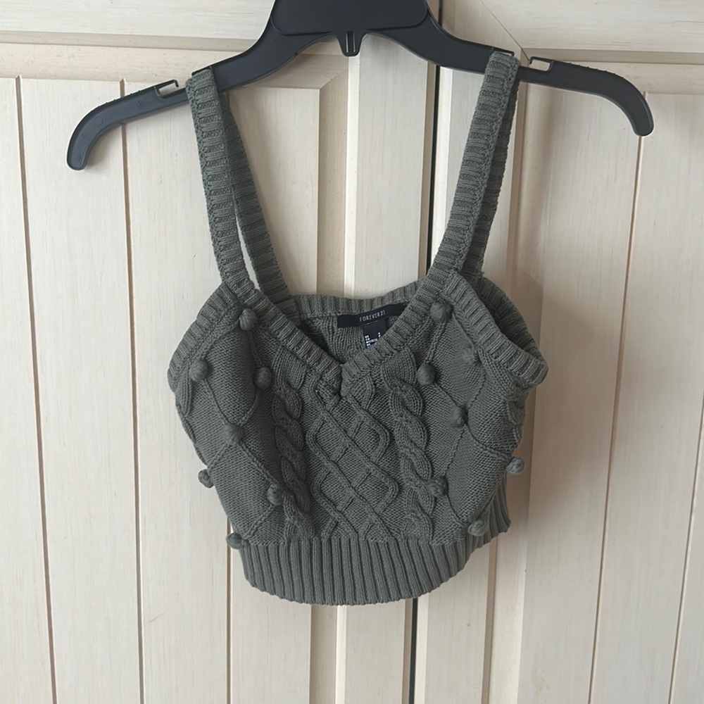 a navy green v neck cropped top!